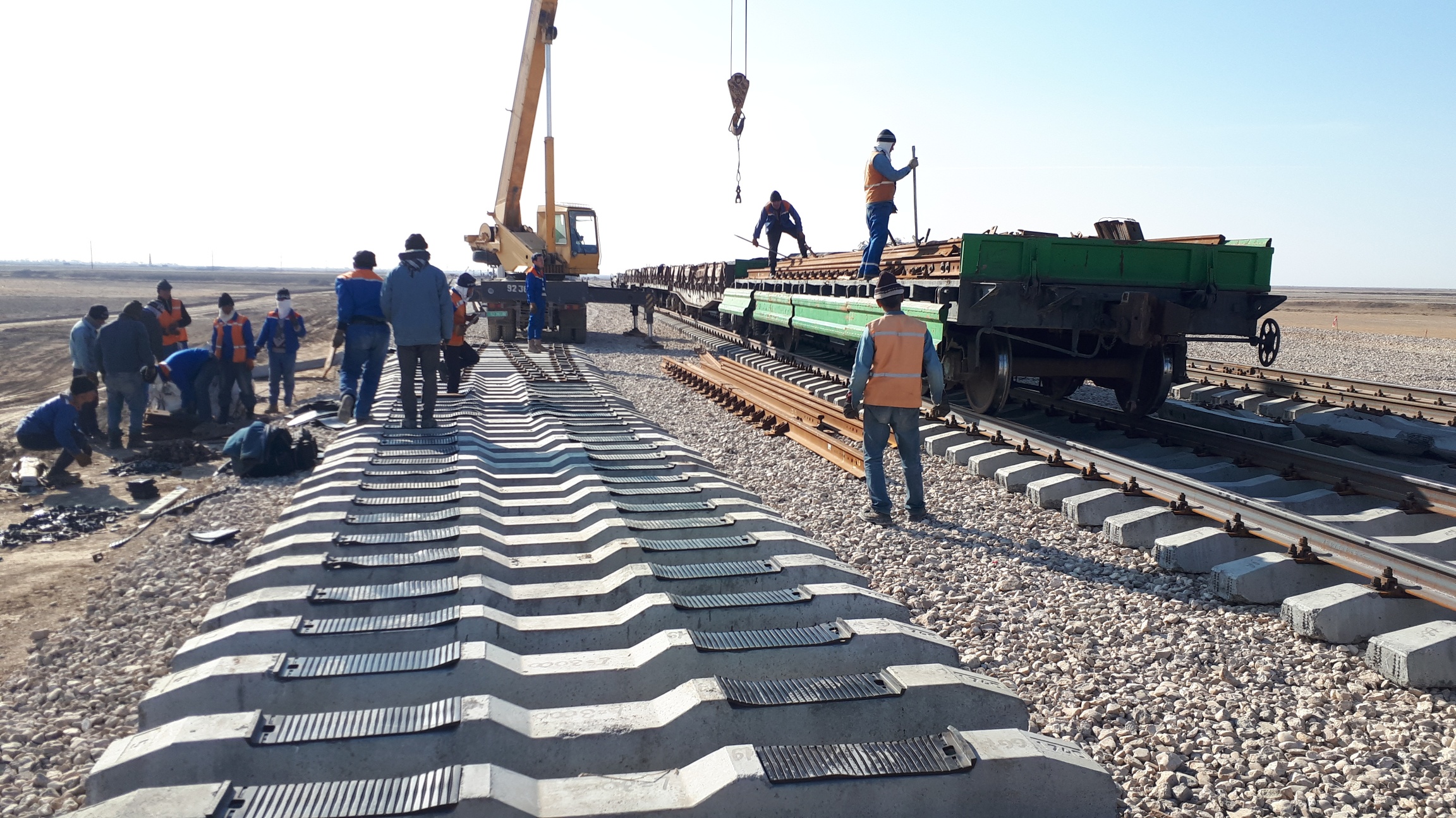 روند ساخت خط آهن آقینه- اندخوی جریان دارد  و در حال حاضر بیشتر از 85 درصد کار ساختمانی این پروژه تکمیل شده است. پروژه خط آهن آقینه - اندخوی 31  کیلومتر طول دارد و قرار است تا چند ماه دیگر کارهای باقی‌مانده آن تکمیل و به بهره‌برداری سپرده شود.